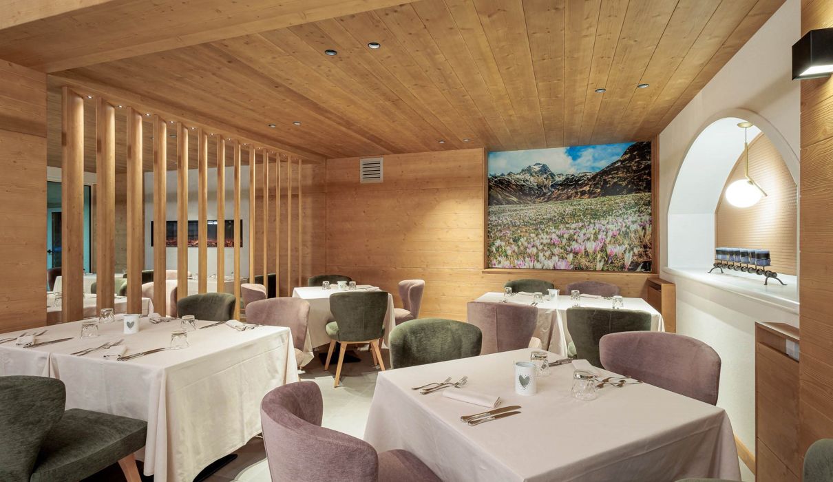 Hotel Andossi Custom-made hotel furniture: restaurant area