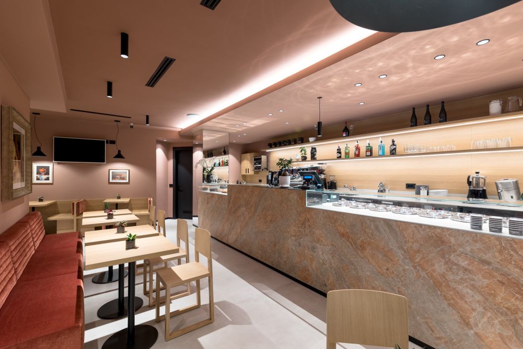 Gelateria Bar Paninoteca La Fragola Arredamento su misura per gelaterie e bar : vetrinetta gelati, banco bar, tavoli e sedute