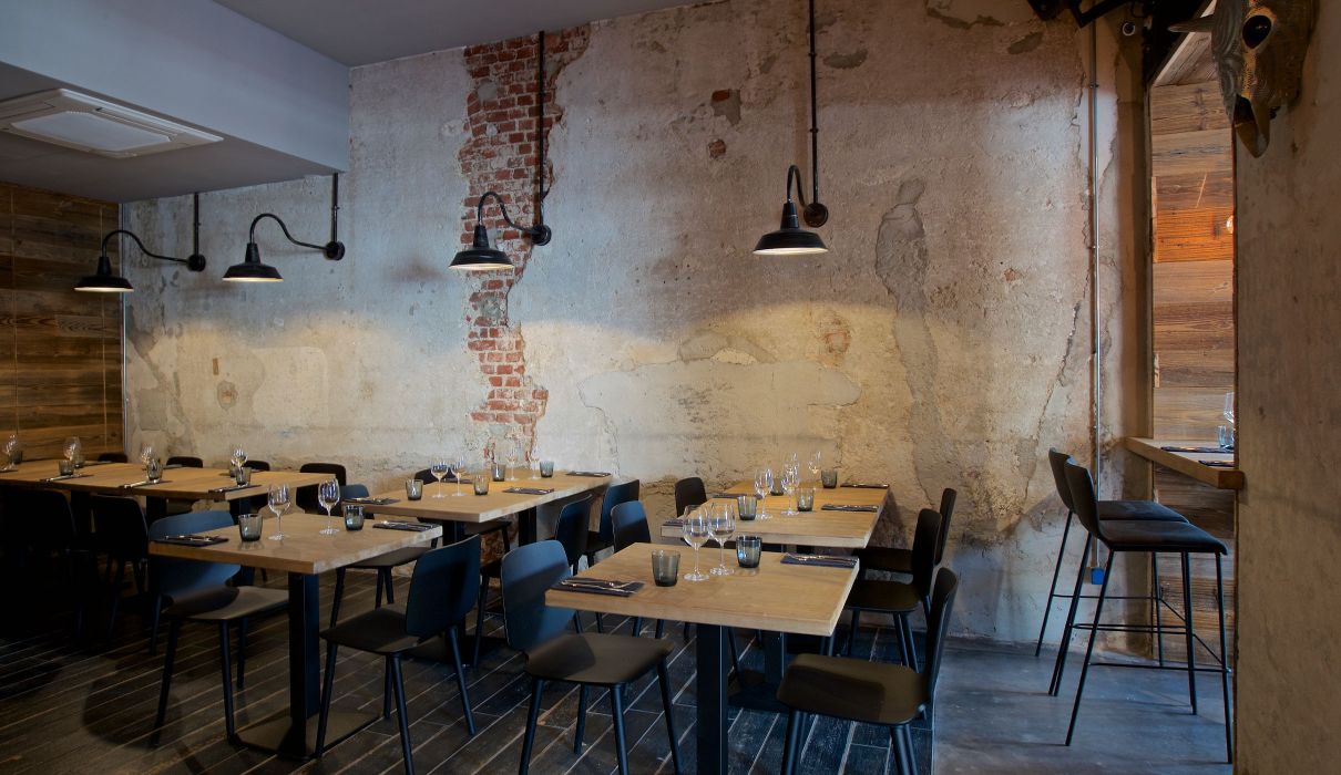 Brisket SmokeHouse Milano Arredamento su misura per ristorante - pannelli e tavoli in legno