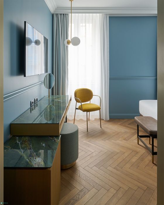 Hotel Berna Milano**** Arredamenti su misura per alberghi in stile moderno elegante: scrittoio in marmo con sedia ottone e tessuto
