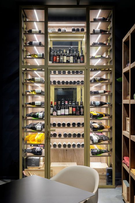 I Tigli Ristorante Lounge Bar Arredamento su misura : cantina vini retroilluminata