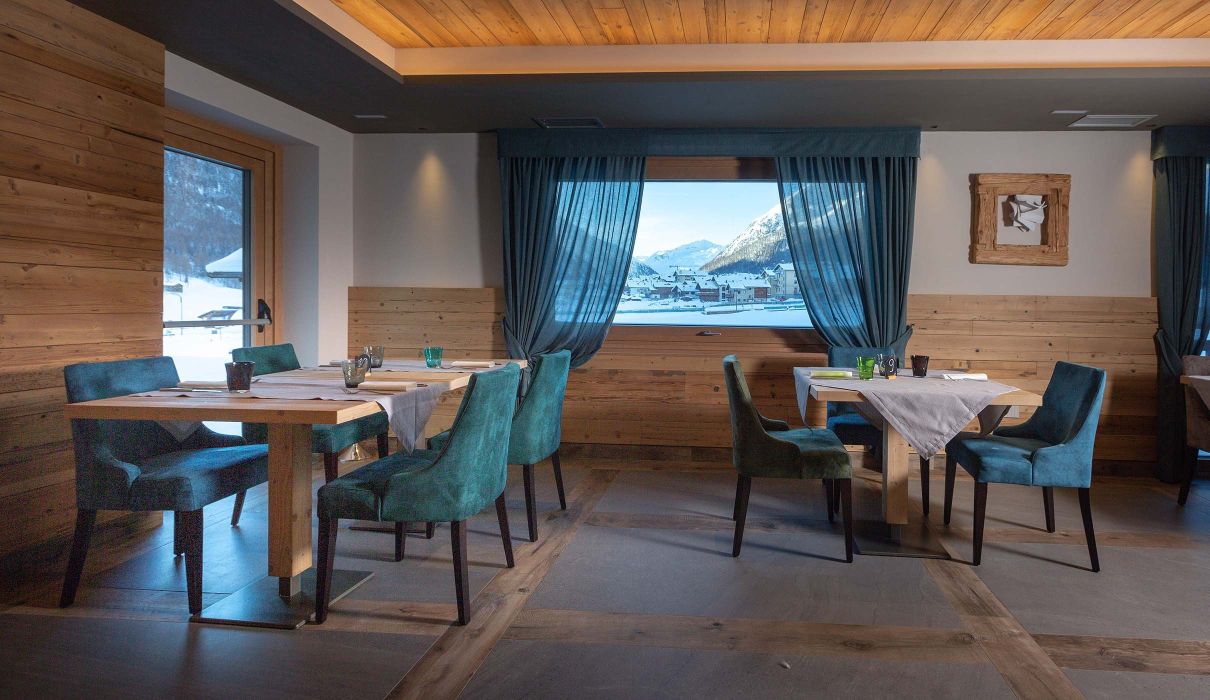Custom-made furnishings for luxury mountain hotels: restaurant area