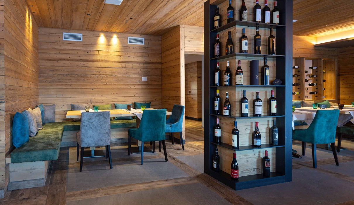Custom-made furnishings for luxury mountain hotels: restaurant area