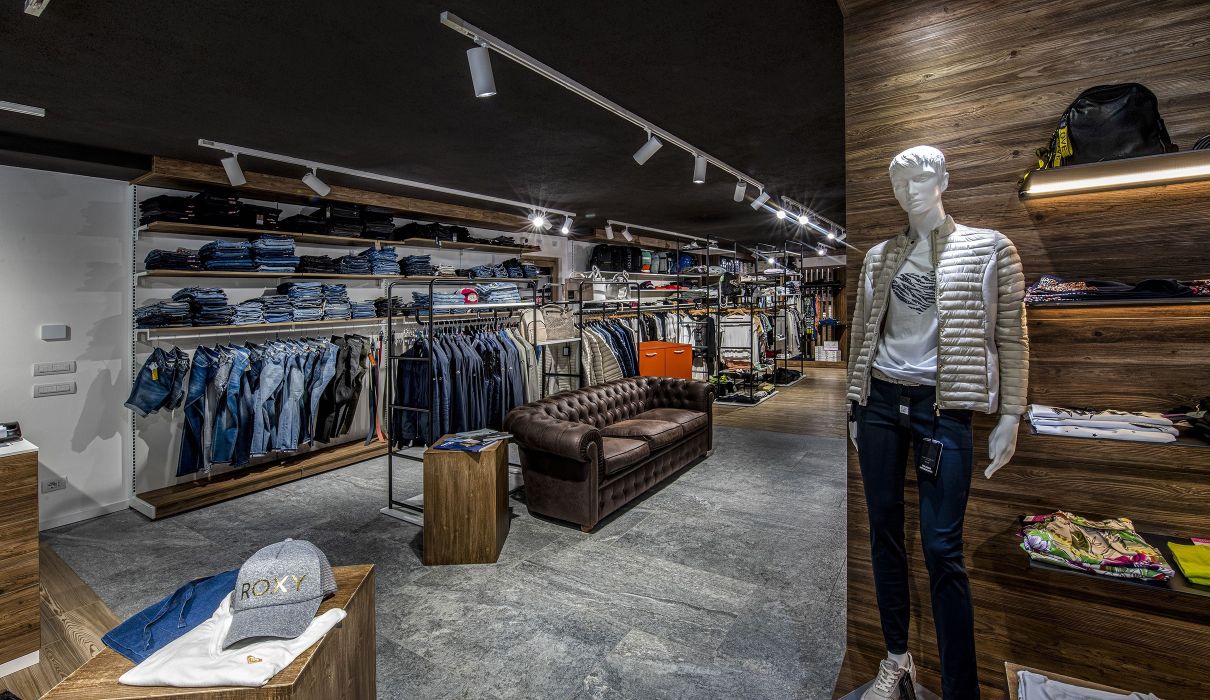 Longa Sport & Fashion Arredamenti su misura per negozi