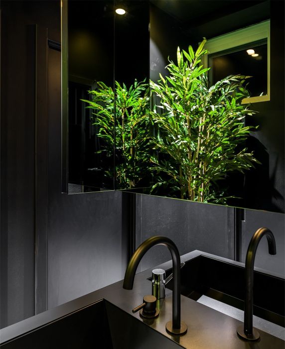 Kanto Sushi Restaurant Sushi Restaurant : Toilette ristorante color nero elegante