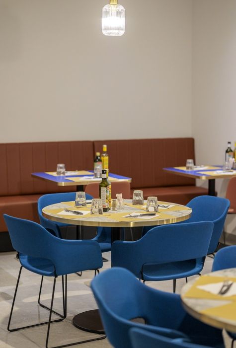 Gaio Bar & Restaurant Arredamento su misura per ristorante - pannelli e tavoli in legno