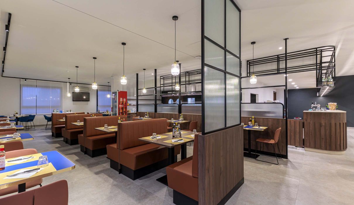 Gaio Bar & Restaurant Arredamento su misura per ristorante - pannelli e tavoli in legno