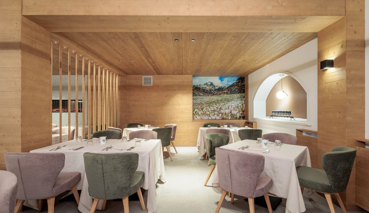 Hotel Andossi Custom-made hotel furniture: restaurant area