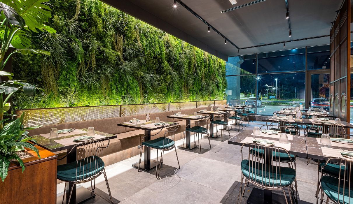 Sushi restaurant arredamento sala ristorante su misura parete verde