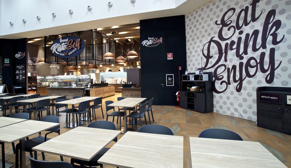 Risto Self Iperal Custom-made furniture for self-service restaurants: view of the dining area, tables and chairs