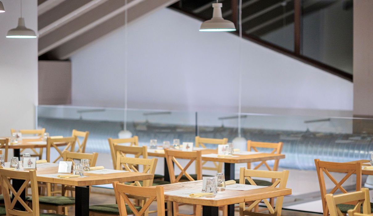 Latteria di Chiuro Arredamento su misura per negozi e retail : sala ristorante