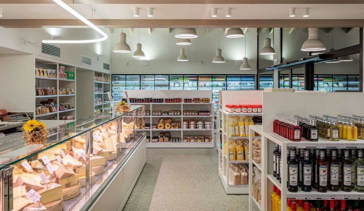 Latteria di Chiuro Arredamento su misura per negozi e retail : zona di vendita