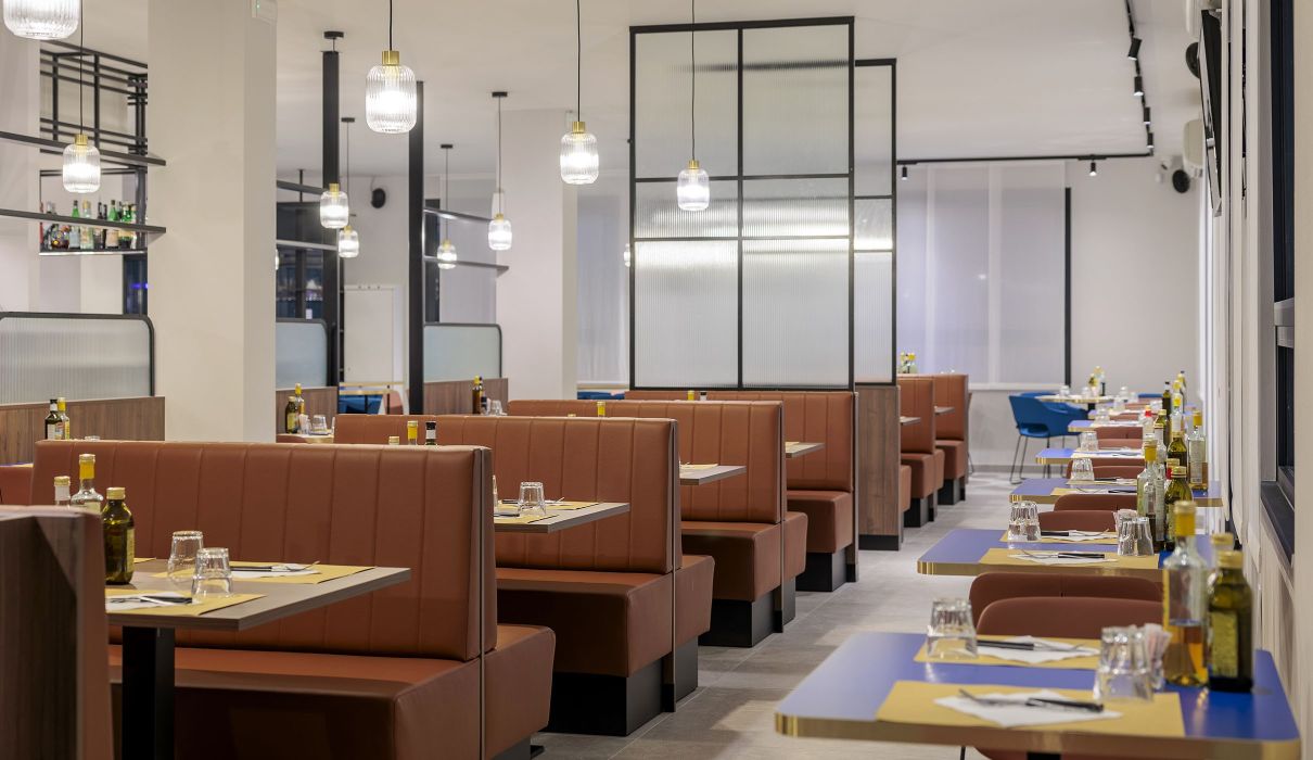 Gaio Bar & Restaurant Arredamento su misura per ristorante - pannelli e tavoli in legno