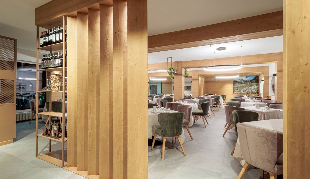 Hotel Andossi Custom-made hotel furniture: restaurant area