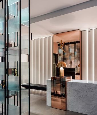 Sushi restaurant arredamento banco accoglienza d'ingresso in marmo elegante