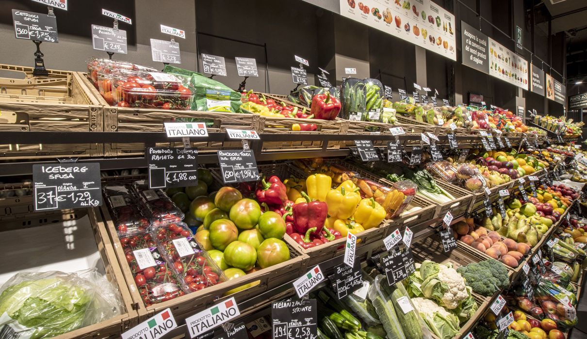 Carrefour Gourmet Furnishings for public spaces, retail outlets, and minimarkets: fruit and vegetable areas