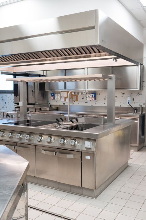 Victoria Beach Club Grandi impianti ristorazione: cucina GICO, forni UNOX, impianti aspirazione e frigoriferi