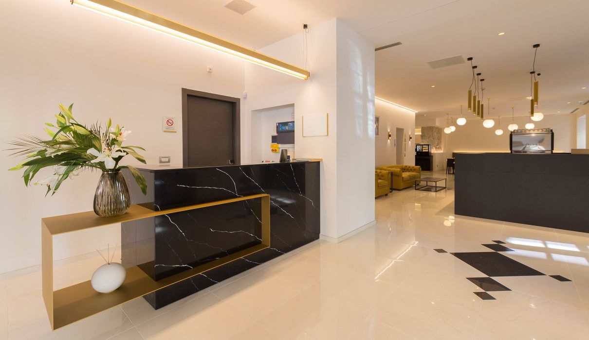 Hotel Nice Azur Riviera Arredamento su misura per alberghi : hall