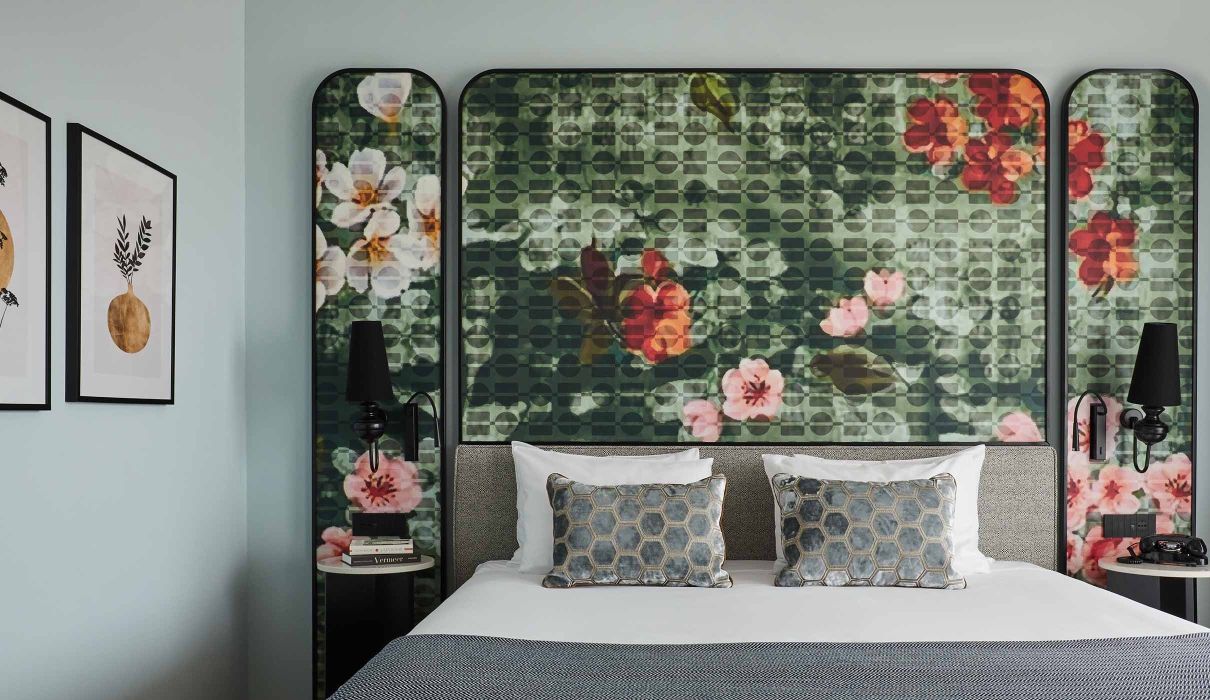 Hotel Indigo Arredamenti su misura per alberghi lusso : camera da letto, testata letto a fantasia floreale