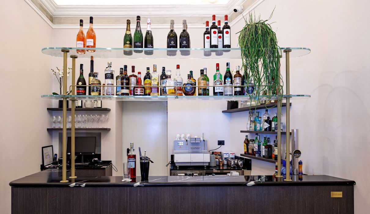 Hotel Villa Cipressi Arredamento su misura per alberghi : dettaglio banco bar