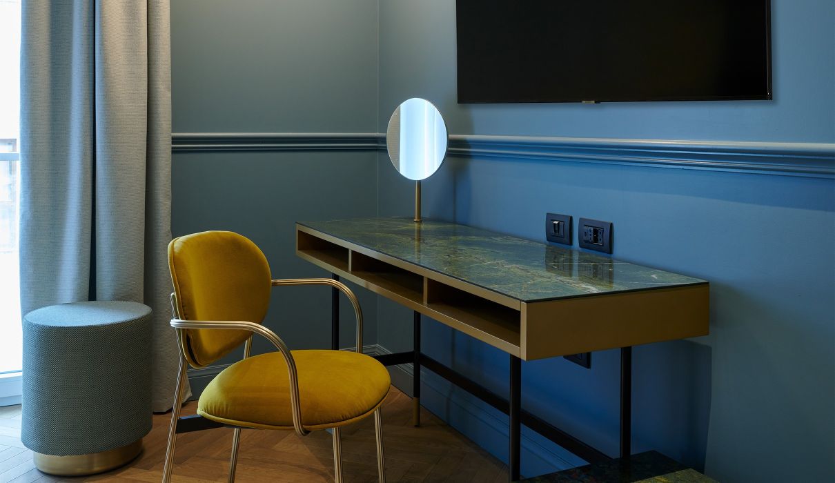 Hotel Berna Milano**** Arredamenti su misura per alberghi in stile moderno elegante: scrittoio in marmo con sedia ottone e tessuto