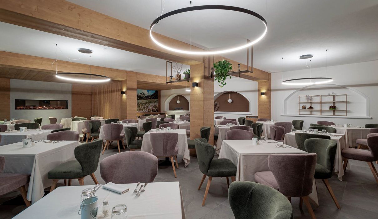 Hotel Andossi Custom-made hotel furniture: restaurant area