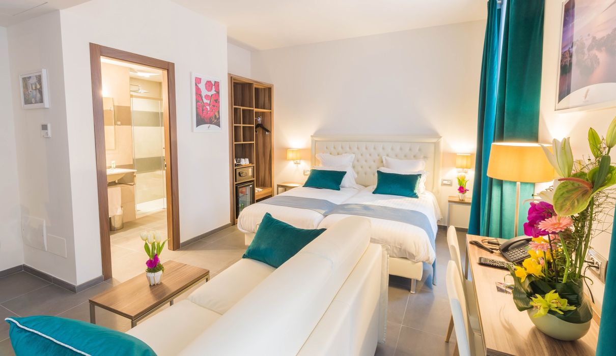 Hotel Nice Azur Riviera Arredamento su misura per alberghi : camera da letto quadrupla
