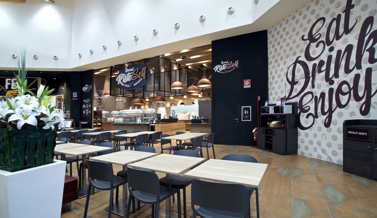 Risto Self Iperal Custom-made furniture for self-service restaurants: view of the dining area, tables and chairs