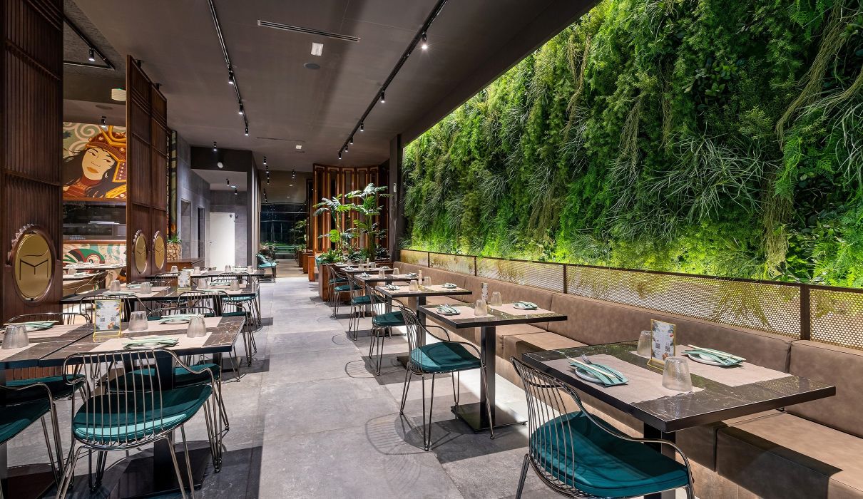 Sushi restaurant arredamento sala ristorante su misura parete verde