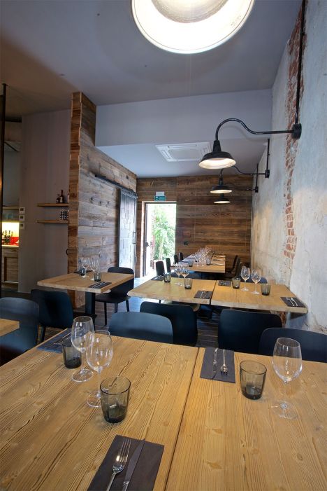 Brisket SmokeHouse Milano Arredamento su misura per ristorante - pannelli e tavoli in legno