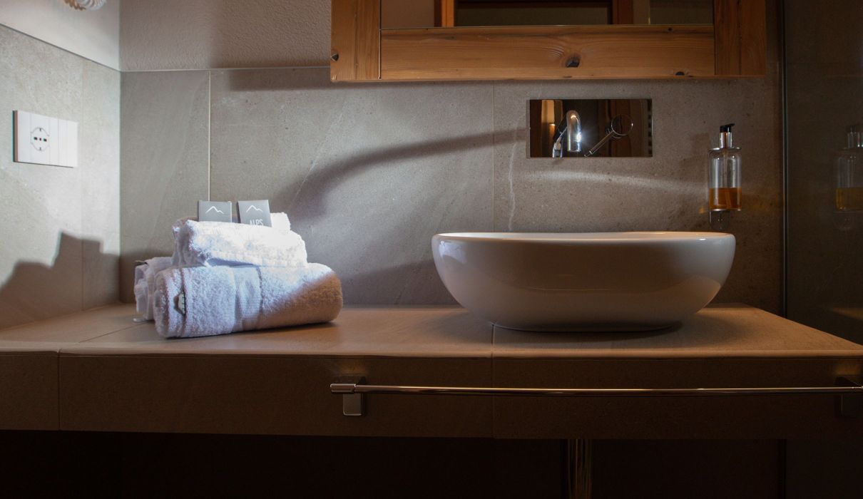 Custom-made furnishings for luxury mountain hotels: bathroom