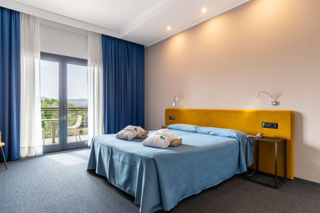 Custom-made hotel furnishings in an elegant modern style: bedroom