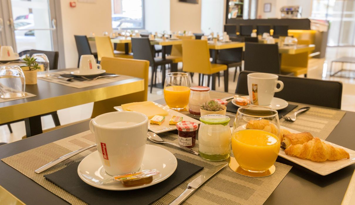 Hotel Nice Azur Riviera Arredamento su misura per alberghi : sala colazione