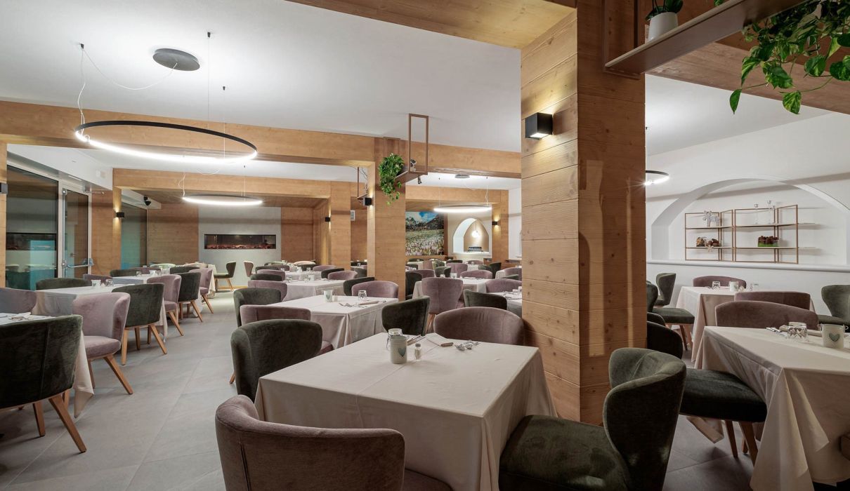 Hotel Andossi Custom-made hotel furniture: restaurant area