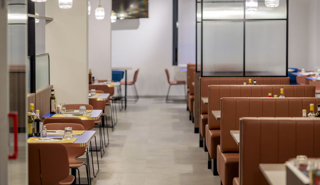 Gaio Bar & Restaurant Arredamento su misura per ristorante - pannelli e tavoli in legno