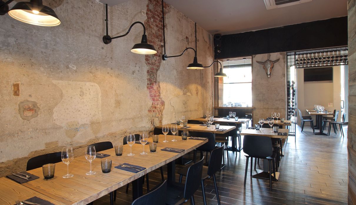 Brisket SmokeHouse Milano Arredamento su misura per ristorante - pannelli e tavoli in legno