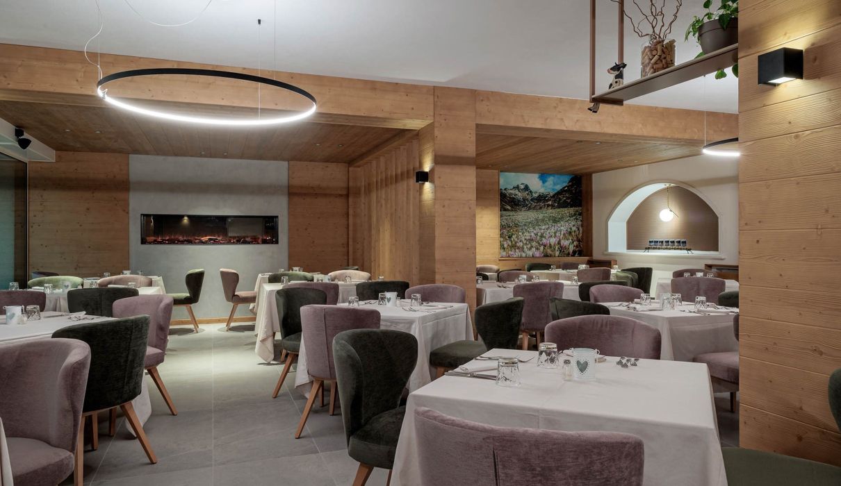 Hotel Andossi Custom-made hotel furniture: restaurant area