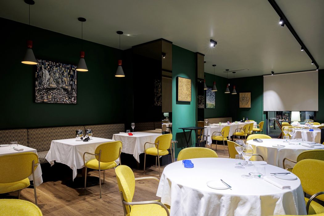 I Tigli Ristorante Lounge Bar Sala bistrot con tavoli rotondi e sedie imbottite Pedrali