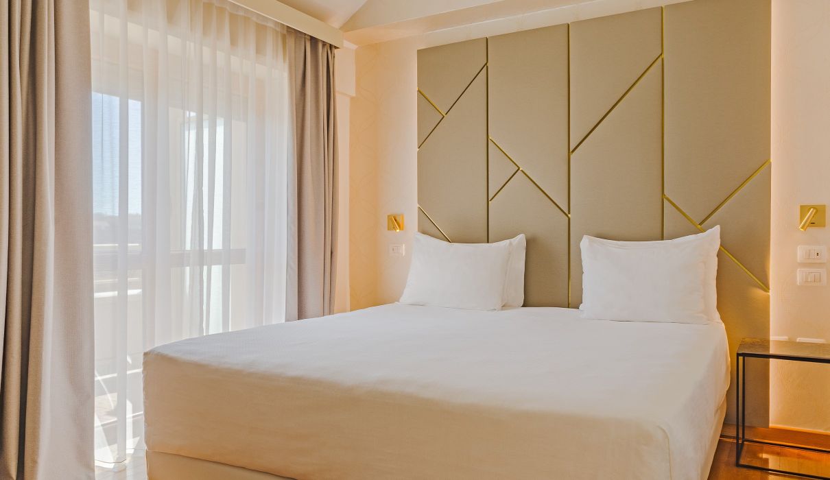 Custom-made hotel furniture: bedroom