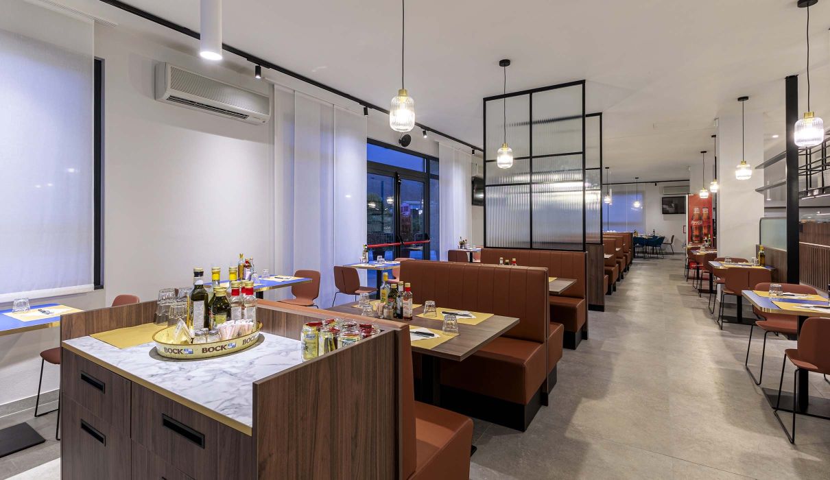 Gaio Bar & Restaurant Arredamento su misura per ristorante - pannelli e tavoli in legno
