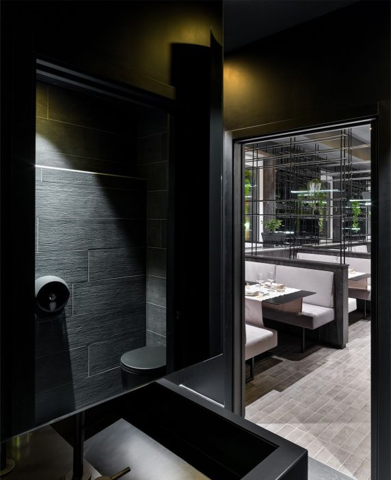 Kanto Sushi Restaurant Sushi Restaurant : Toilette ristorante color nero elegante