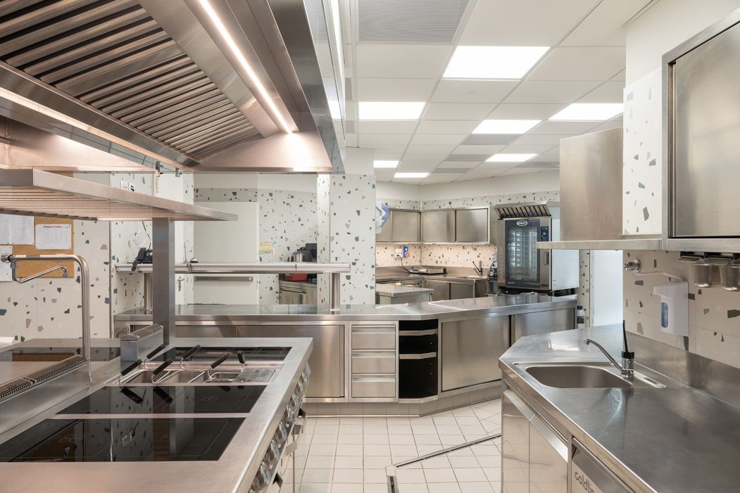 Victoria Beach Club Grandi impianti ristorazione: cucina GICO, forni UNOX, impianti aspirazione e frigoriferi