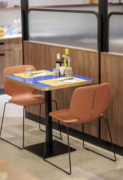 Gaio Bar & Restaurant Arredamento su misura per ristorante - pannelli e tavoli in legno
