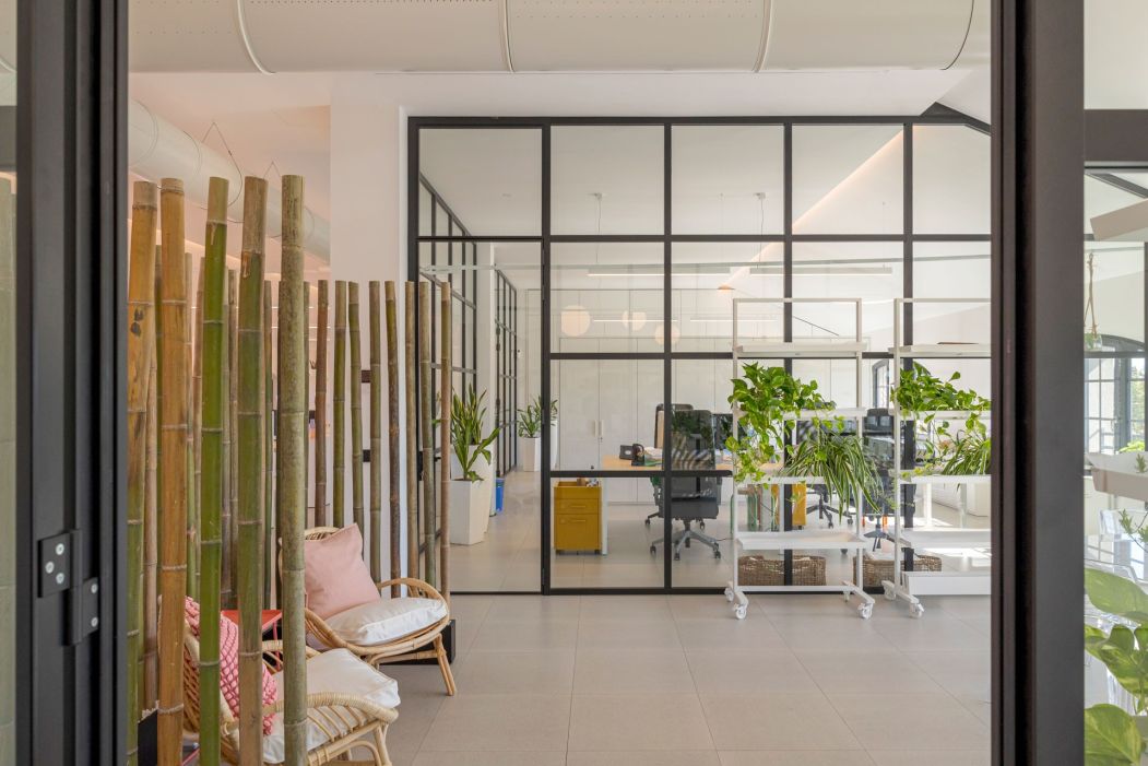 One_Off Solution Custom made office construction: meeting room detail and glass partition wall
