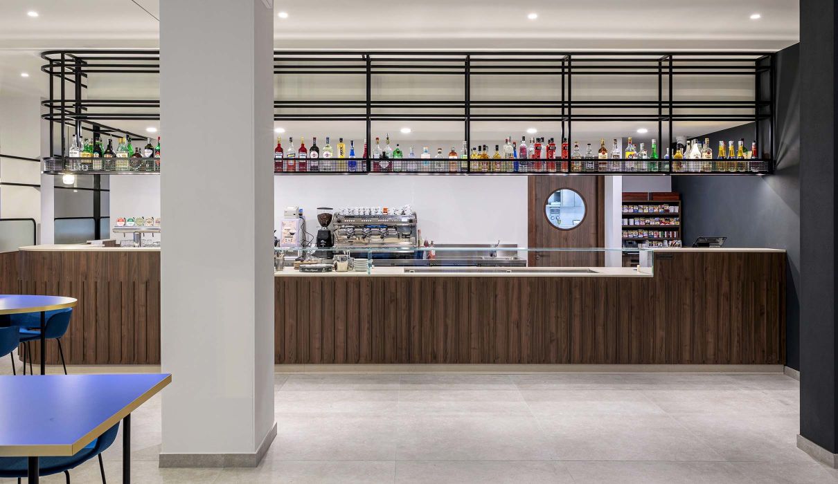Gaio Bar & Restaurant Arredamenti su misura per bar : banco bar in legno
