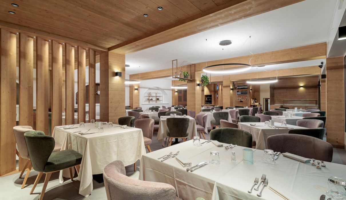 Hotel Andossi Custom-made hotel furniture: restaurant area
