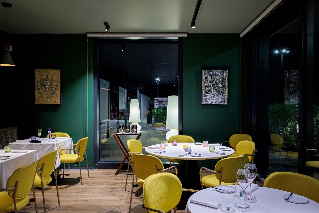 I Tigli Ristorante Lounge Bar Sala bistrot con tavoli rotondi e sedie imbottite Pedrali