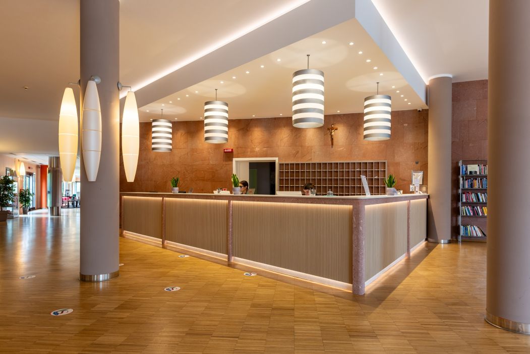 Custom-made hotel furnishings in an elegant modern style: reception