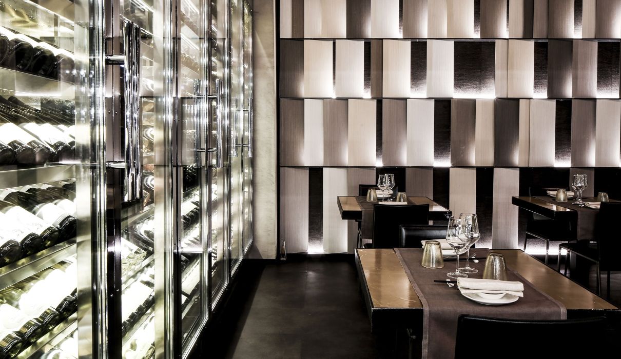 Lin Tasting Emotion Sushi restaurant arredamento sala ristorante con cantina vini retroilluminata