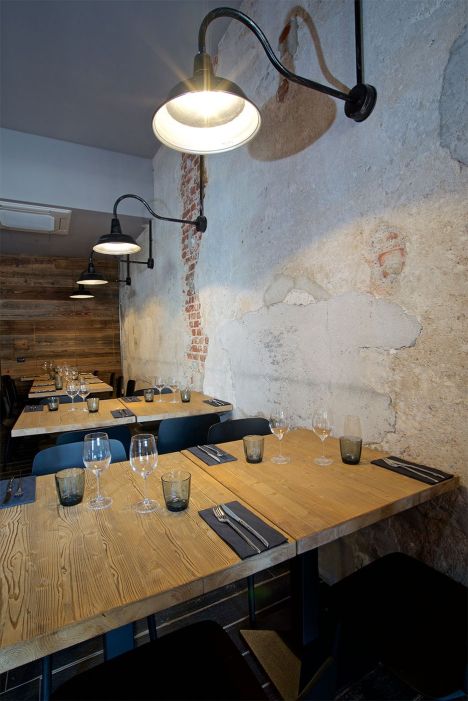 Brisket SmokeHouse Milano Arredamento su misura per ristorante - pannelli e tavoli in legno